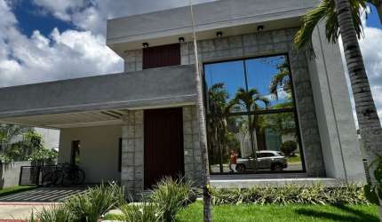 casa mobiliada em alphaville litoral norte 1 com  3 suítes reformada