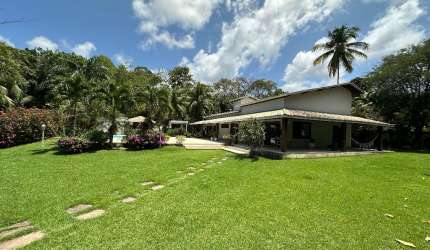 Casa a venda com 6 quartos em Lauro de Freitas no Cond Águas Finas reformada com piscina e area gourmet