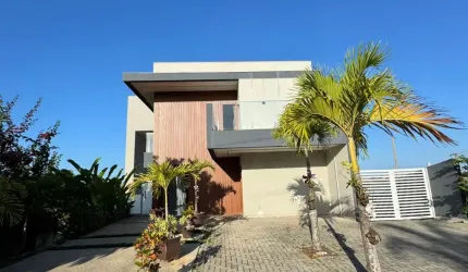 Casa a venda em Alphaville 2 Salvador com 4 suítes e reformada