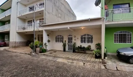 QN 114 - Excelente casa 2 Quartos em condomínio, ao lado do metrô - Samambaia