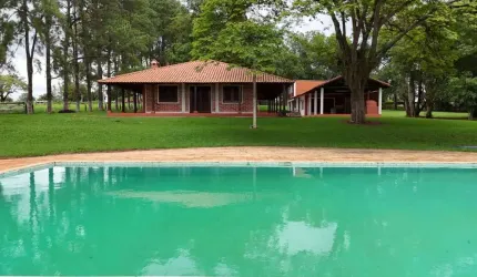 SITIO em TATUI   ?1,98 alqueires  ?48.000m2  ?Bairro Guarapó  ?Casa sede Avarandada  ?3 quartos sendo 2 suítes  ?móveis planejado nos quartos  ?Sala  ? Cozinha Americana  ?sala de estar + lareira  ? á