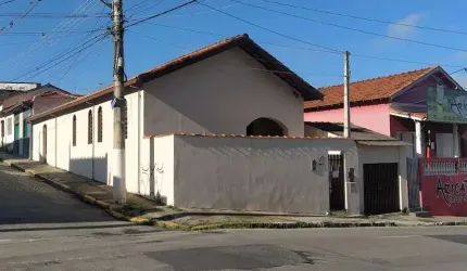 Excelente imóvel no CENTRO Rua Tiradentes, 228 ( ESQUINA c a Rua dos Operários) em frente ao BOULEVARD JACAREÍ/Hotel IBIS, tendo acesso pelas duas ruas. Uso residencial ou comercial!! 4 QUARTOS, SALA,