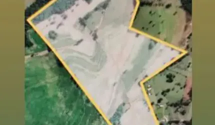 Aqui Sitio com 14.8 Alqueires.. 8 km do asfalto, 23  km de Itapetininga, ótima topografia terra mista boa , partes vermelha ... Não tem Benfeitorias,  preço 3.2 milhão