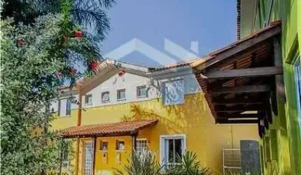 Imóvel de alto padrão à venda em condomínio fechado no Parque Villa Flores, Sumaré-SP: 3 quartos, 1 suíte, 2 salas, 3 banheiros e 1 vaga de garagem.