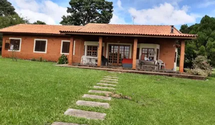 Sitio 31 Alqueires  Formada em Pasto  Atualmente na Pecuária   Topografia Levemente Ondulada   Terra Mista   Benfeitorias: Boa Casa Sede, Casa de Case