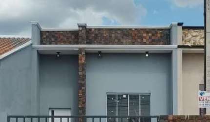 Casa Térrea 72m2 2 Dorms 1 Suíte, sala e cozinhas integradas, com uma ilha em granito entre elas. A cozinha possui pia em L e em granito. Nos banheiro