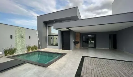 Casa Térrea 153m2 03 quartos 01 suíte, Sala de estar ampla, Sala de jantar, Pé direiro de 4,00m², Cozinha, Área de serviço, WC social, Piscina, Gourme