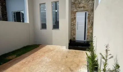 Casa Térrea 70m2 2 Dorms 1 Suíte, Sala, Cozinha Americana c/Balcão de Granito, Banheiros c/Nicho, Quintal, Vaga Descoberta, Frente c/Pedra, Lote 125m2