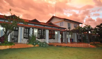 Pousada 4 Alqueires Terreno, 991m2 Área Construída, as Margens da Represa de Furnas, Prédio 468m2, Casa Caseiro 60m2, Casa do Lago 93m2, 4 Chalés 370m