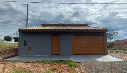 Casa Térrea 220m2 2 Dorms,Cozinha Americana,Banheiro,2 Vagas Cobertas,Quintal,Varanda,Área Gourmet,Cameras de Segurança,Concertina,Portão semi-eletron