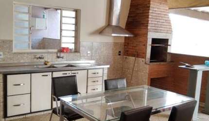 Casa 200m2 3 Dorms,Sala Estar,Banheiro,Cozinha grande,Churrasqueira,Canil,4 Vagas,Piscina,Jardim