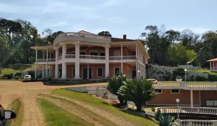 Fazenda 82 Alqueires  Divididos em 2 partes:   - 45 Alqueires  - 37 Alqueires  - Plantio (Grãos, Grama e Cana) - Solo: Terra Vermelha - Topografia: Pl