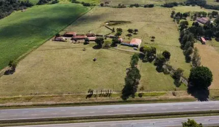 Sítio 12,7 Alqueires, Topografia Plana, Solo Argiloso, Casa Sede e Casa de Caseiro, Barracão, Mangueira com Balança, Baia, 2 Ribeirões, Nascente