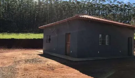Sítio  92.000 m2 (3,8 Alqueires) proporciona um amplo espaço para explorar e desfrutar de todo o encanto da vida no campo.  Riquíssimo em água, 2 nasc