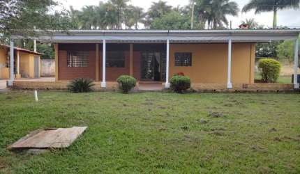 Chácara 2455m2 no Condomínio Santa Mônica, Casa Sede com 200m2, 2 Dormitórios, 2 Suítes, Área Gourmet com Churrasqueira, Piscina, Quintal Amplo