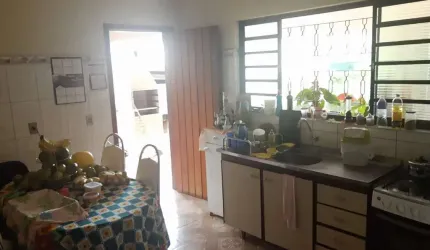 Casa 300m2, 2 Dormitórios Amplos, Sala Grande, Casa Toda Avarandada, 4 Vagas de Garagem, Terreno de 600m2, Ótima Localização