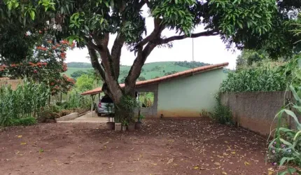 Chácara 1500m2, Casa Sede com 65m2, 1 Dormitório, Banheiro e Cozinha, 1 Vaga de Garagem, Árvores Frutíferas, Ótima Localização