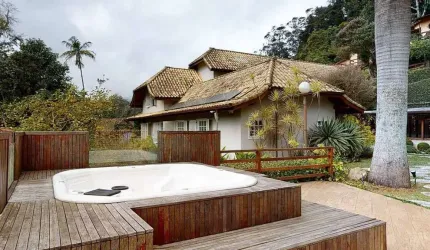 Casa Duplex 300m2, 5 Dormitórios, 3 Suítes Sendo 1 Com Closet, 6 Vagas, Lareira, Área de Lazer Com Bar, Jacuzzi, Churrasqueira, Salão de Jogos, Sauna