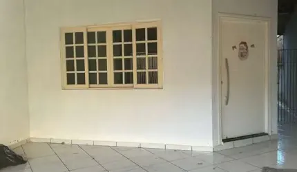 Casa Térrea 136m2 2 Dorms 1 Suite, com garagem para 2 carros, sala, sala de jantar, cozinha, banheiro social, 2 quartos, e suite com sacada. Possui um