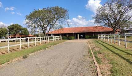 Fazenda à venda em Itapetininga-SP: 3 quartos, 1 suíte, 3 salas, 2 banheiros, 3 vagas de garagem, 150,00 m² de área.