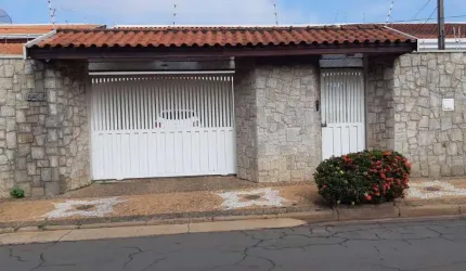Casa à venda em Americana-SP, Jardim Ipiranga: 3 quartos, 1 suíte, 2 salas, 2 banheiros, 4 vagas, 208m². Agende sua visita!