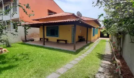 Excelente casa em São Pedro da Aldeia/  RJ ( Região dos Lagos) a 200 metros da lagoa. Casa linear com 03 quartos, sendo 1 suíte, ampla sala, varanda, 02 banheiros, área de serviço e garagem para 4 car