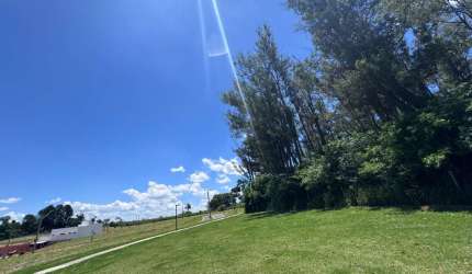 Terreno em condomínio de luxo em Jaguariúna-SP, 400m², localizado no bairro Colinas do Castelo