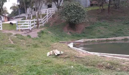 Chácara à venda em São Paulo-SP, Parque Maria Fernandes! 4 quartos, 3 salas, 2 banheiros, 5 vagas de garagem, 250 m². Aproveite!
