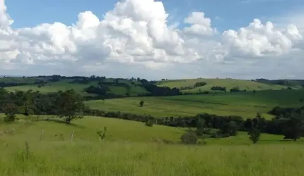 Sítio à 30 minutos de Tatuí  Terras com topografia plana e irregular, agricultáveis nas culturas de cana-de-açucar, milho, soja, hortalíças, pastagens, etc    Contém 3 nascente e 1 Ribeirão dentro das