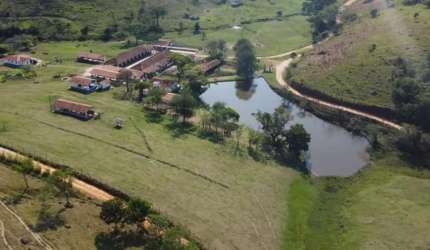 FAZENDA A VENDA NA REGIÃO DE SÃO JOSÉ DOS CAMPOS-SP ??  Localizada entre os municípios de Caçapava e Jambeiro SP  Área Total 115 Alqueires 80% Pasto