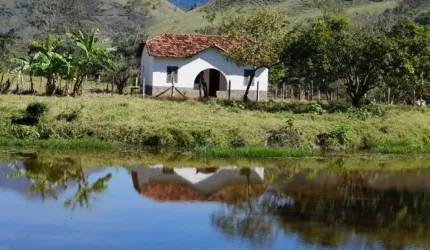 Fazenda  itaiassu  com 291 hectares (2.910.000m2  com 3 represas    118 baías de cavalos  6 casas de colonos    escritório,laboratório veterinário curral com ordenha mecânica  galpão  de apoio  casa s