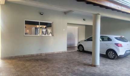 Casa à venda em Hortolândia-SP: Espaçosa residência com 5 quartos, 1 suíte, 3 banheiros e 5 vagas de garagem no Jardim Campos Verdes.
