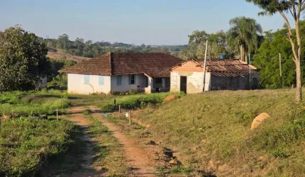 *EXCELENTE SÍTIO A VENDA NA REGIÃO DE ITAPETININGA-SP* ??   Área Total: 18,5 Alqueires   Pastagem: 14,5 Alqueires (Aproximadamente)  Restante: App e Reserva   Solo: Misto  Hidrografia: Ribeirão e Lago