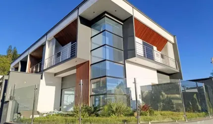Sobrado para Venda em Joinville, Saguaçu, 3 dormitórios, 3 suítes, 1 banheiro, 2 vagas