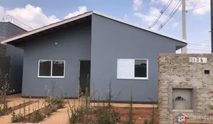Casa à venda no bairro Nossa Senhora de Fátima em Patos de Minas-MG. 2 quartos, ótima localização. Agende sua visita! (34) 3821-1880.