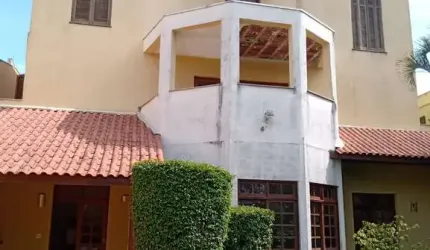 Imóvel de luxo na Vila Oliveira: Casa com 6 quartos, 6 suítes, 4 salas e 550m² em Mogi das Cruzes-SP.