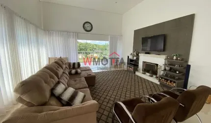 Luxuosa casa em condomínio à venda em Arujá-SP, Arujázinho III, com 4 dormitórios, 4 suítes, 3 salas, 8 banheiros, 5 vagas de garagem e 600m² de área.