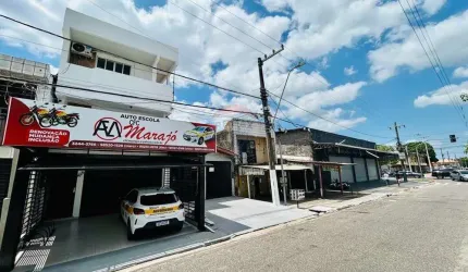 CASA Á VENDA COM TRÊS PAVIMENTOS.