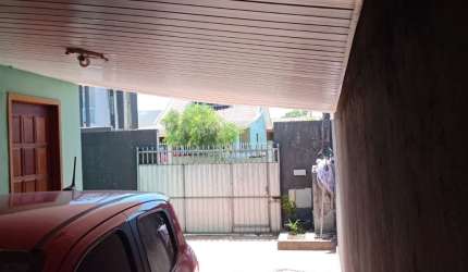 Linda Casa com árvores frutíferas em Piraquara