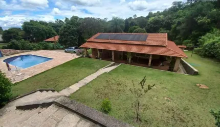 Chácara à venda, com 3 quartos, com psicina, e 4029m² no parque Valinhos em Valinhos-SP