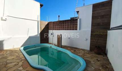 Casa à venda em Campinas-SP na Vila Joaquim Inácio: 3 quartos, 3 salas, 1 banheiro e 2 vagas de garagem!