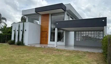Linda casa tríplex no Condomínio Ilha da Lagoa em Contagem
