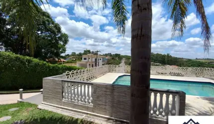 CHÁCARA A VENDA EM CONDOMINIO COM PISCINA, CHURRASQUEIRA, POMAR, HORTA, ESCRITÓRIO, CASA PRINCIPAL E CASA DE CASEIRO