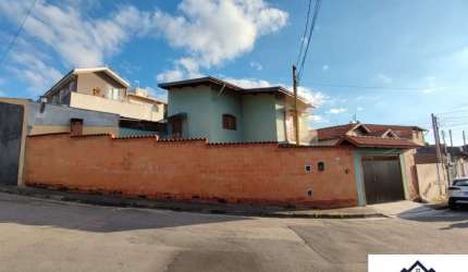 SOBRADO COM 3 DORMITÓRIOS, CHURRASQUEIRA E 2 VAGAS COBERTAS NO MELHOR LUGAR DA AGAPEAMA
