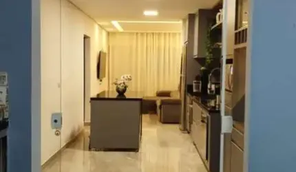 CASA AMPLA COM 3 DORMITÓRIOS (1 SUITE), COZINHA PLANEJADA E GARAGEM PARA 3 CARROS COM CHURRASQUEIRA