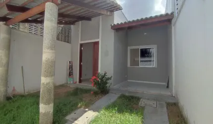 Linda casa à venda com 3 quartos, jardim e quintal.