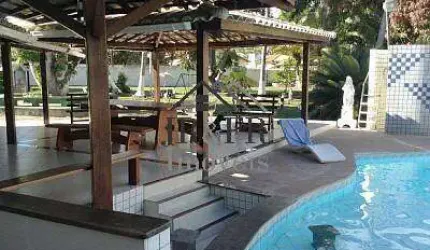 Sitio paradisíaco 7.000 m2 com 5 suítes, 2 quartos, piscina em Monte Gordo