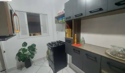 Aluga-se espaçoso apartamento de 2 dorm/sala/wc/quintal externo