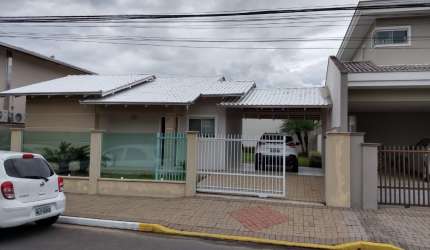 Linda casa  em condomínio fechado