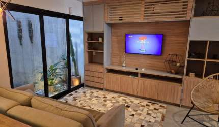 Excelente sobrado para locação, com 550 m2, estrutura voltada para área empresarial e imóvel residencial conjugado com 02 dormitórios, sendo 01 suíte, sala no conceito aberto, integrada à cozinha, ban